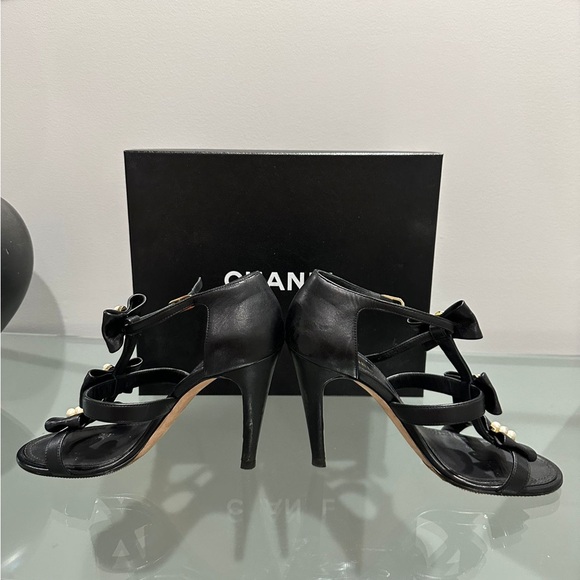 Chanel black high hells with pearls - Picture 4 of 5